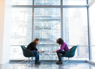 Jak wykorzystać coaching do rozwiązywania konfliktów w pracy?