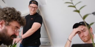 Jakie są sposoby na stworzenie pozytywnej atmosfery wokół oceniania pracowników i feedbacku w firmie?