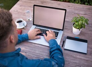 Jak się pisze słowo pijar?